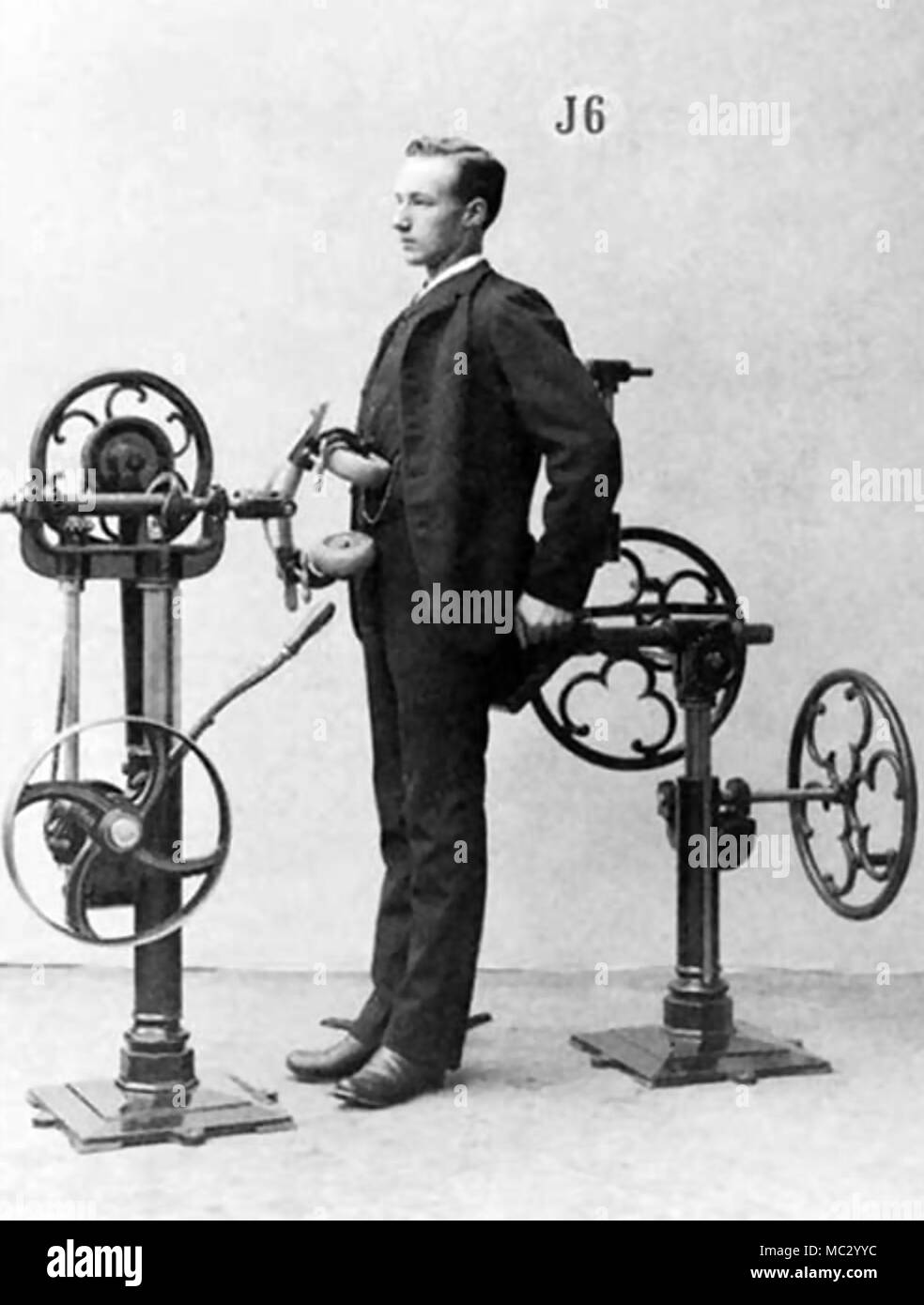 GUSTAV ZANDER 1835-1920) schwedischen Arzt, der verschiedenen Gewichtsverlust und Massage Maschinen entwickelt wurden hier mit einem männlichen Modell gezeigt Stockfoto