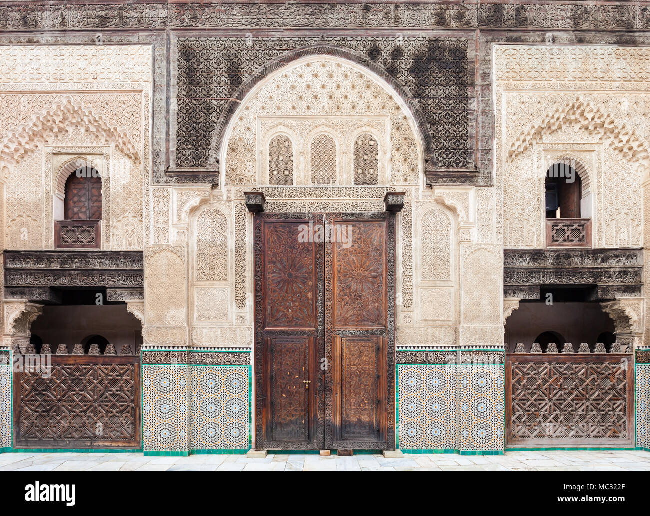 Die Madrasa Bou Inania ist eine Madrasa in Fes, Marokko. Medrese Bou Inania ist als hervorragendes Beispiel für Marinid Architektur anerkannt. Stockfoto