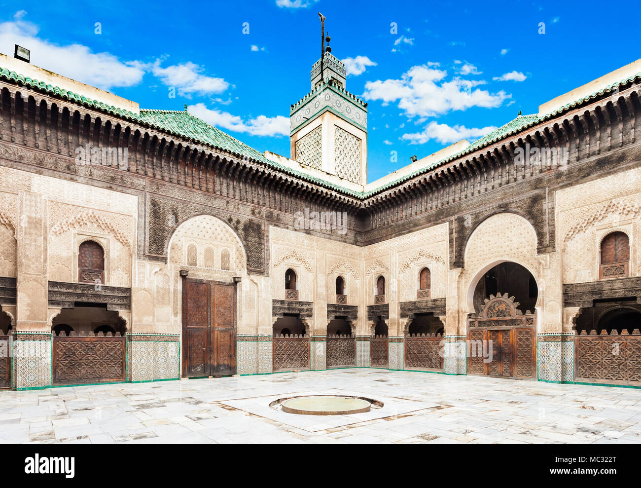 Die Madrasa Bou Inania ist eine Madrasa in Fes, Marokko. Medrese Bou Inania ist als hervorragendes Beispiel für Marinid Architektur anerkannt. Stockfoto