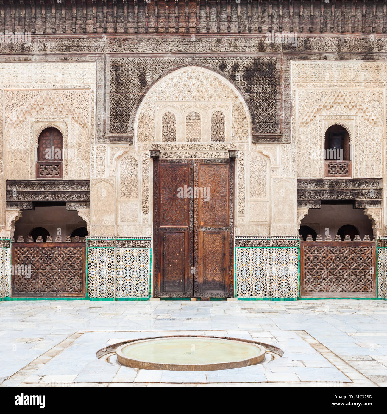 Die Madrasa Bou Inania ist eine Madrasa in Fes, Marokko. Medrese Bou Inania ist als hervorragendes Beispiel für Marinid Architektur anerkannt. Stockfoto