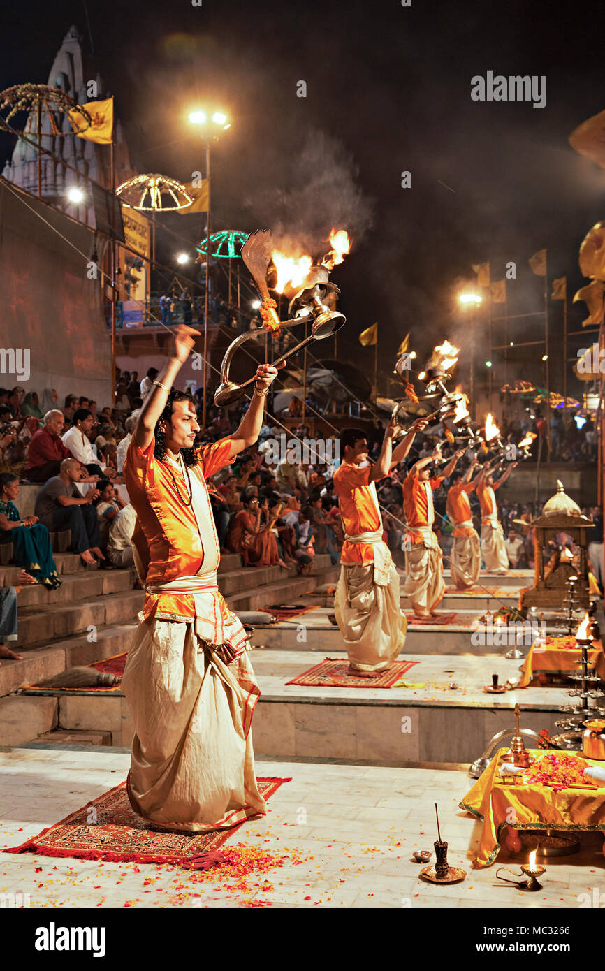 VARANASI, INDIEN - 11. April: Ein nicht identifizierter Hindu Priester führt religiösen Ganga Aarti Ritual (feuerpuja) an Dashashwamedh Ghat am 11. April 2012 Stockfoto