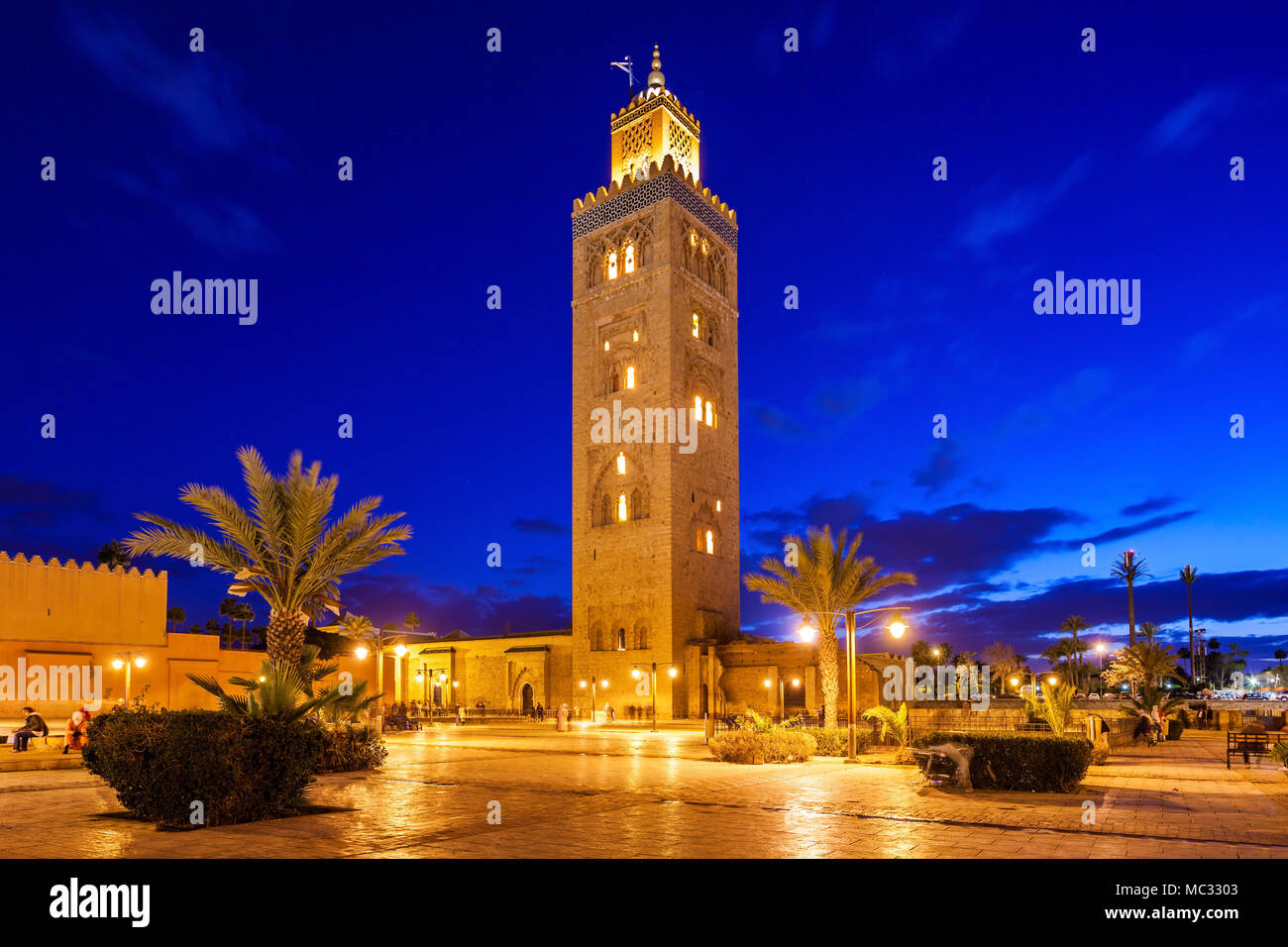 Die Koutoubia Moschee oder Kutubiyya Moschee bei Nacht, es ist die