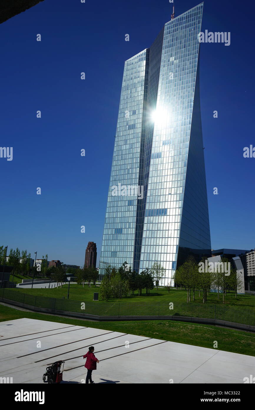 Eisenbahnschienen als Teil einer Gedenkstätte für den Holocaust, Europäische Zentralbank, Main Plaza, Frankfurt am Main, Deutschland Stockfoto
