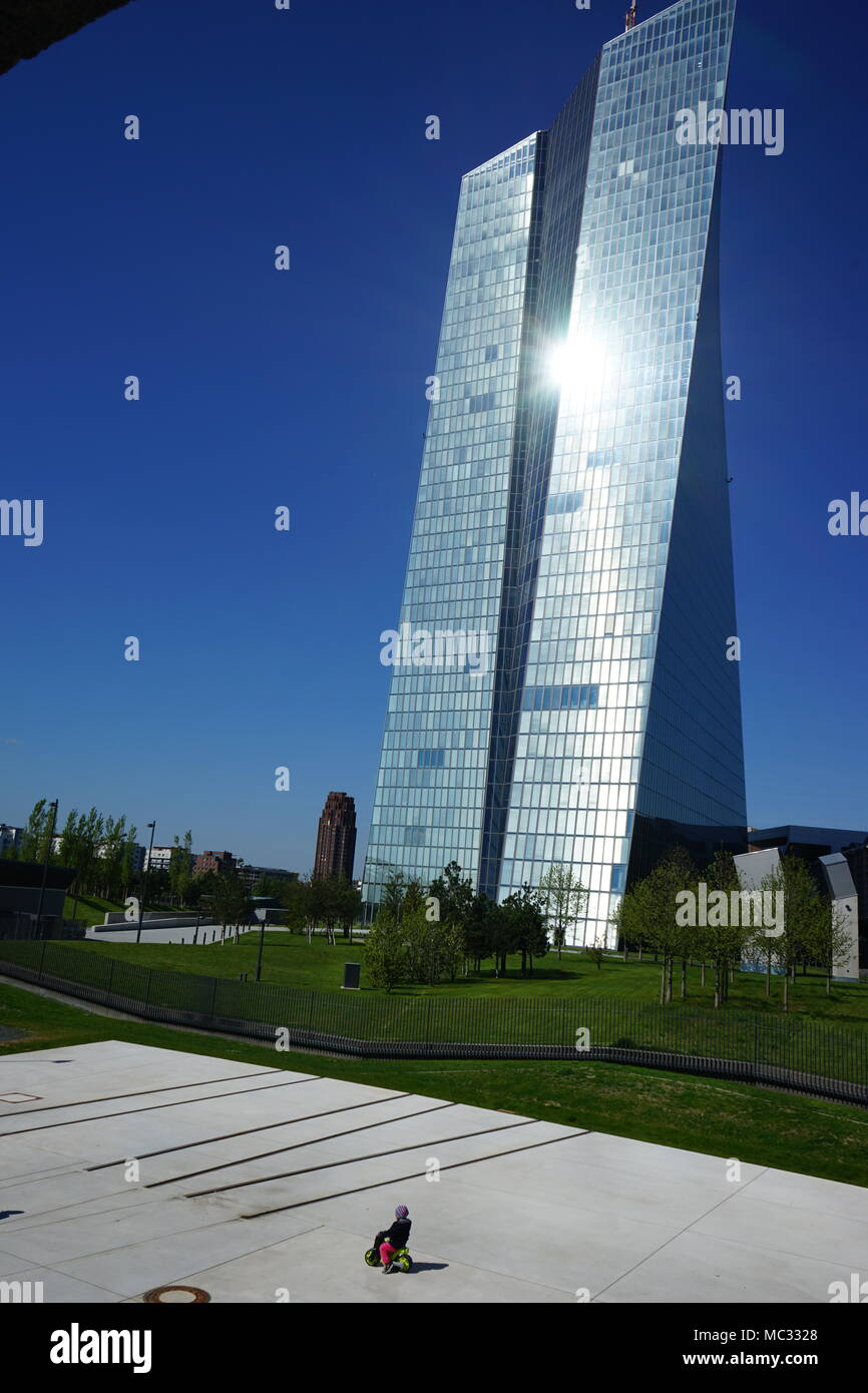 Eisenbahnschienen als Teil einer Gedenkstätte für den Holocaust, Europäische Zentralbank, Main Plaza, Frankfurt am Main, Deutschland Stockfoto