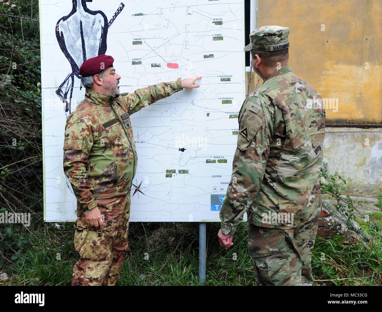 Italienische Armee Oberst Marco Becherini, Folgore (ABN) Feuerwehr Training Center Commander, Gespräche mit US-Armee Oberstleutnant Ismael B Natividad, Schulung Support Activity Europa (TSAE) Direktor, bei seinem Besuch im Valle Ugione,, Livorno, Italien, Jan 30, 2018 (Photo von Vincenzo Vitiello/freigegeben). Stockfoto