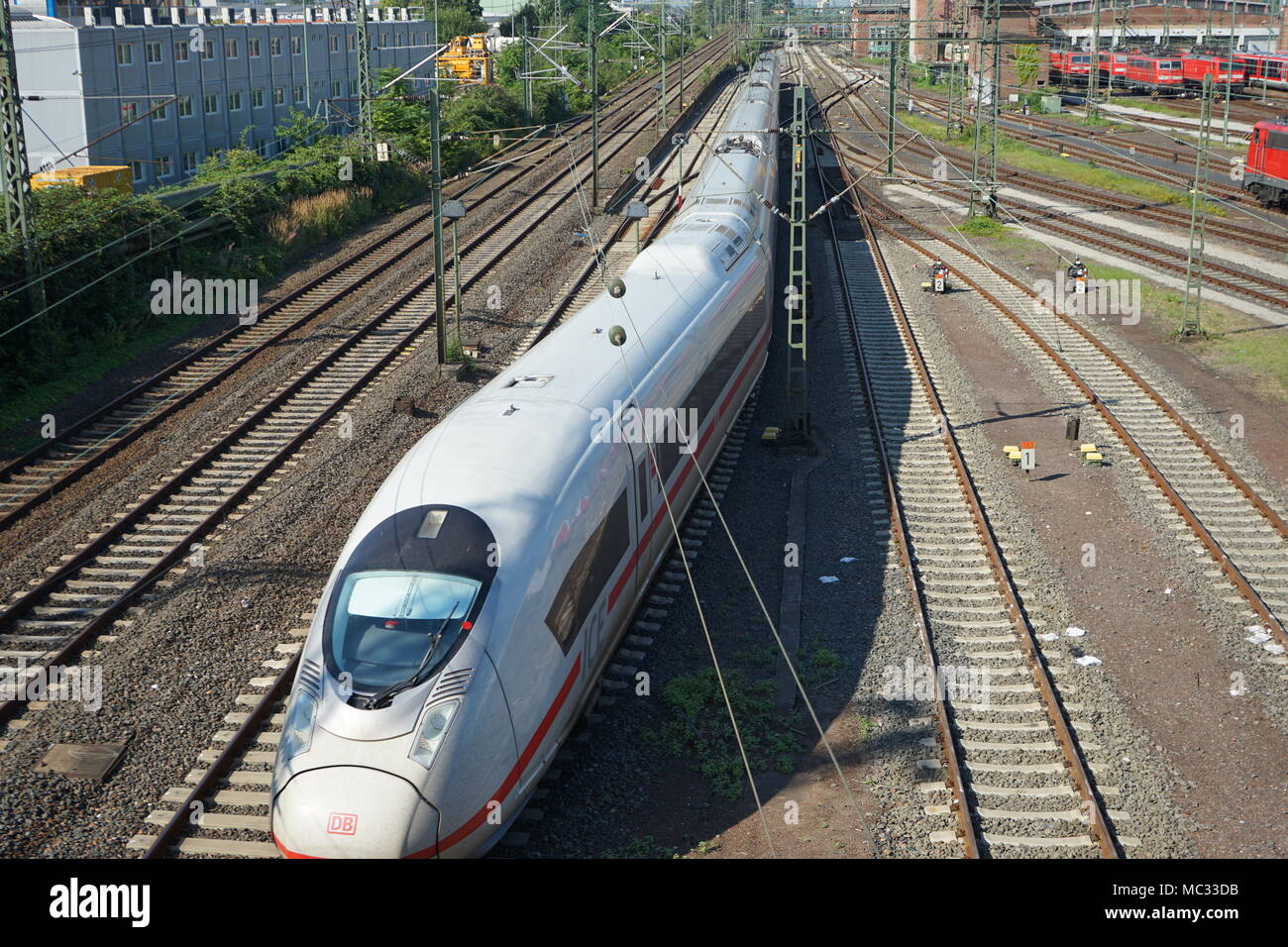 ICE, Intercity Express, Laufen zum Bahnhof im Stadtzentrum von Frankfurt am Main, Deutschland Stockfoto