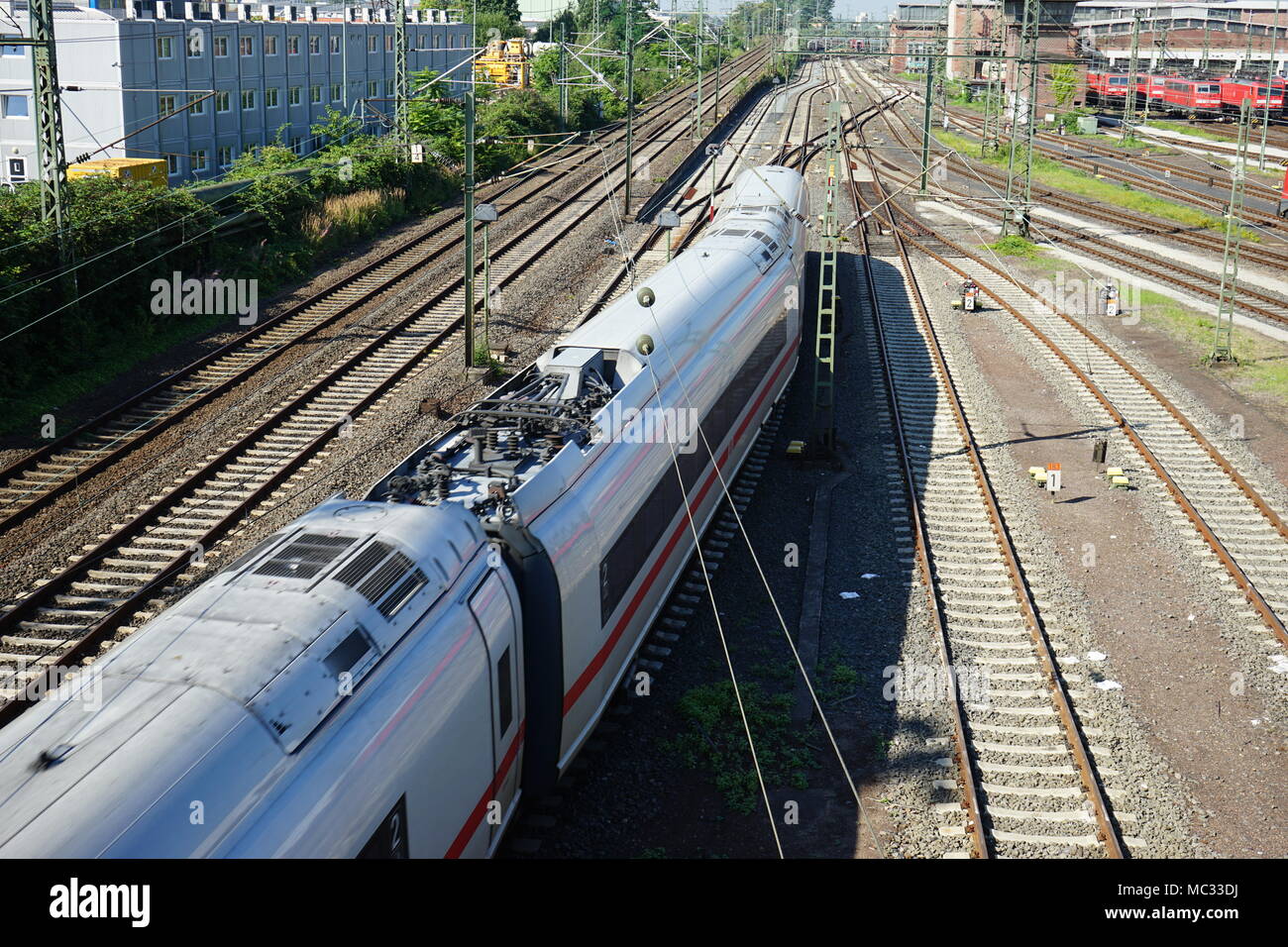 ICE, Intercity Express, Laufen zum Bahnhof im Stadtzentrum von Frankfurt am Main, Deutschland Stockfoto