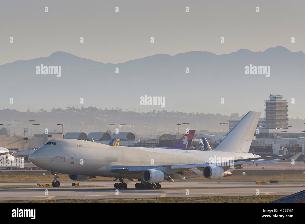 Unmarkierte Atlas Air, Boeing 747-400F Cargo Jet Abheben vom internationalen Flughafen von Los Angeles, LAX, Kalifornien, USA. Stockfoto