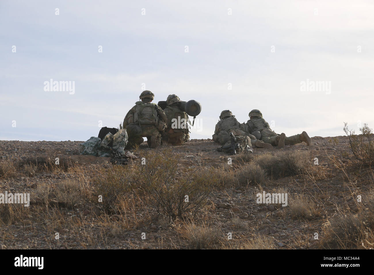 Us-Armee Soldaten 1. Brigade Combat Team zugeordnet, 4 Infanterie Division, bereiten Sie eine Staging Area während der entscheidenden Aktion Rotation 18-03 am National Training Center in Fort Irwin, Calif., Jan. 12, 2018 zu fahren. (U.S. Armee Foto von SPC. Guy Mingo, Operations, National Training Center) Stockfoto