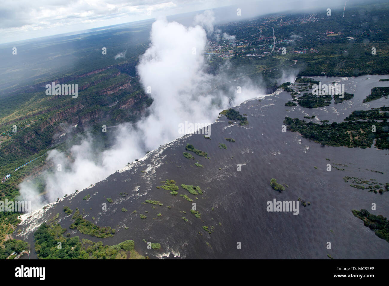Die Victoria Falls (Mosi-oa-Tunya) an der Grenze zwischen Simbabwe und Sambia. Der Wasserfall am Sambesi Fluss wird als "Rauch der donnert" bekannt. Stockfoto