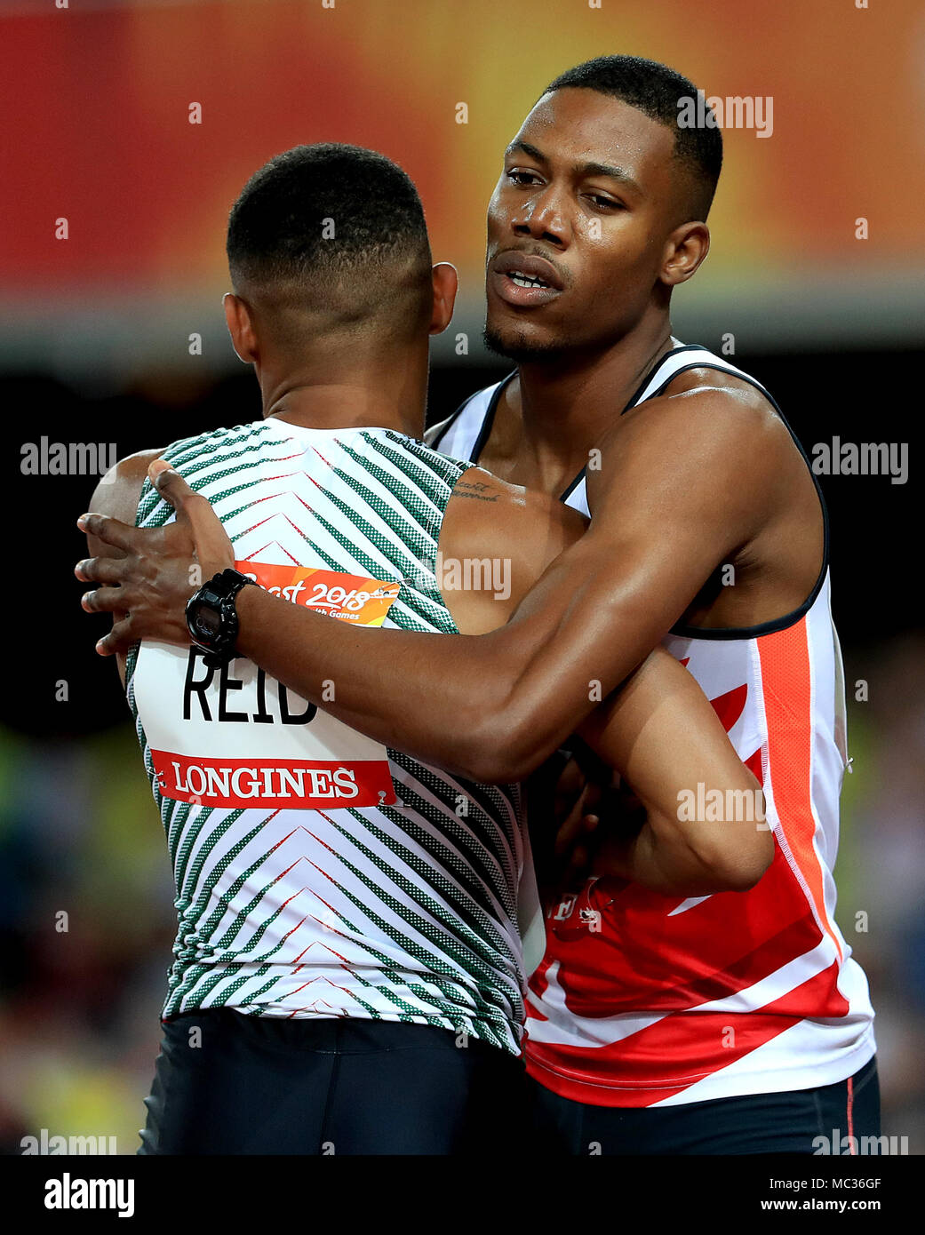 Nordirlands Leon Reid (links) ist auf der dritten Position verschoben, nachdem Englands Zharnel Hughes (rechts) bei den Herren 200 m-Finale bei den Carrara Stadion bei Tag acht der Commonwealth Games 2018 in der Gold Coast, Australien disqualifiziert ist. Stockfoto