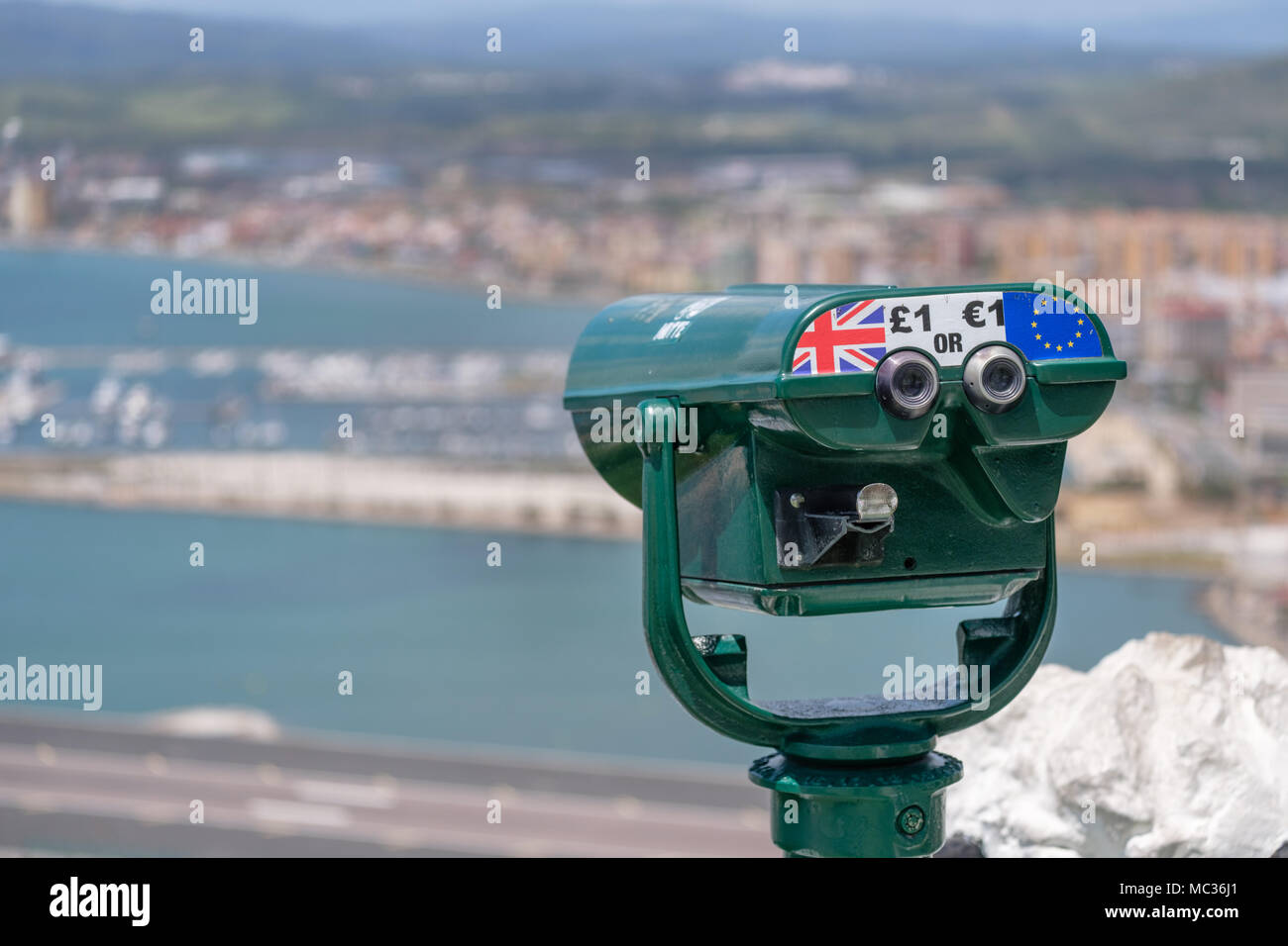 GIBRALTAR, SPANIEN: 12 - Mai 2017: Teleskop an einen Aussichtspunkt auf dem Felsen von Gibraltar im Mai 2017. Stockfoto