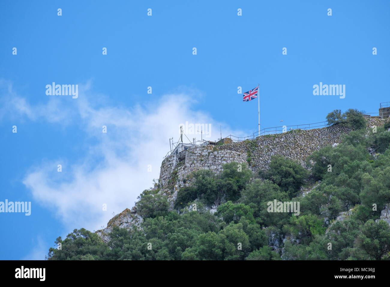 GIBRALTAR, SPANIEN: 12 - Mai 2017: Union Jack Flagge oben auf dem Felsen von Gibraltar im Mai 2017. Stockfoto