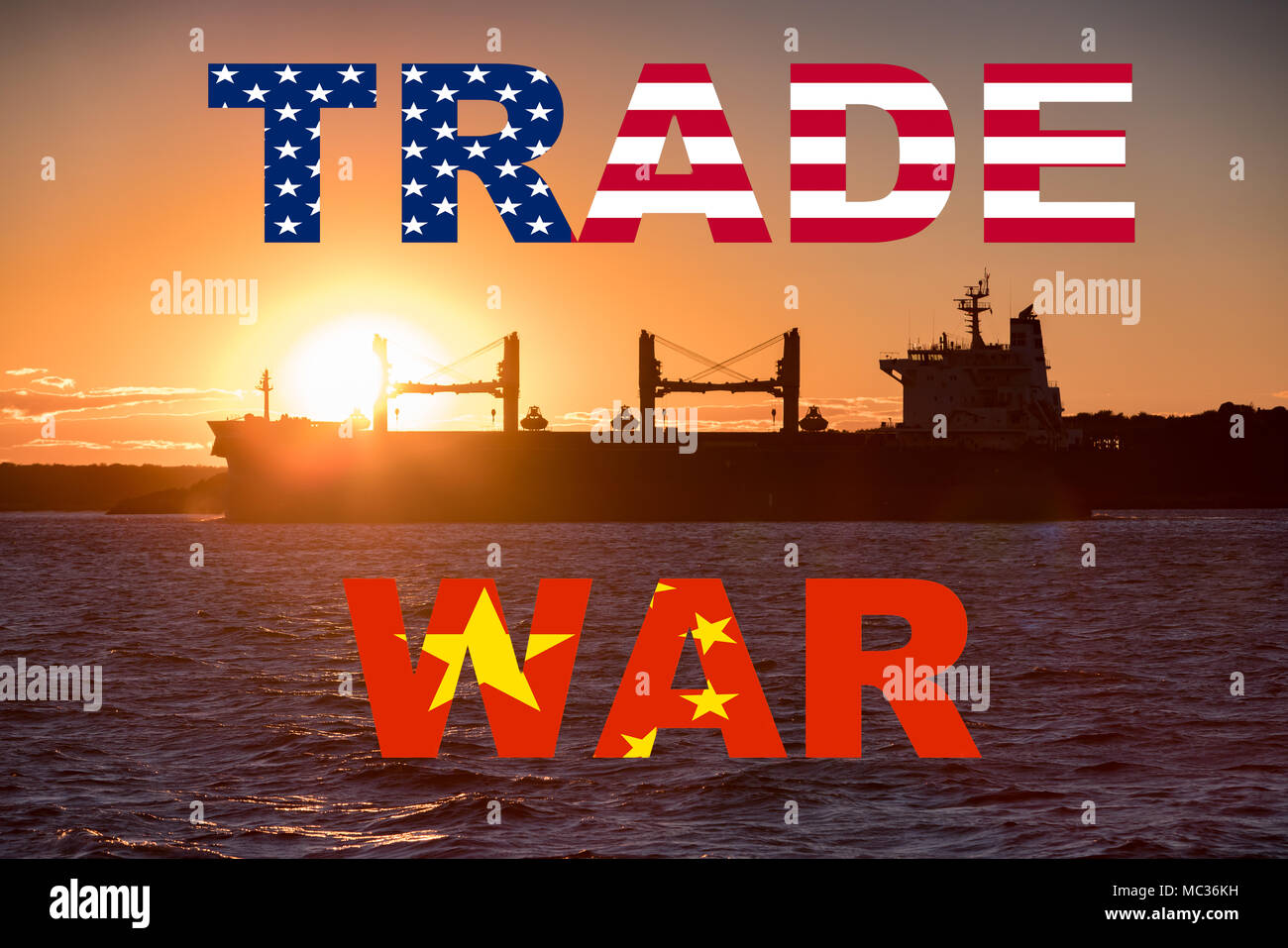 Silhouette der Frachter mit Handelskrieg Text in USA und China Flagge Stockfoto