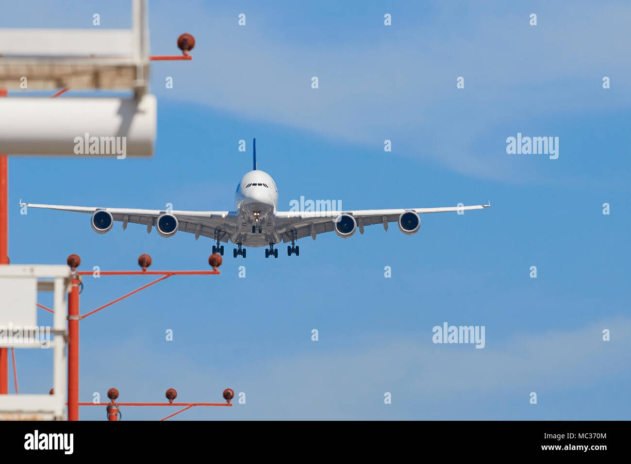 Lufthansa Airbus A380 Super Jumbo, Passenger Jet im Endanflug zum Internationalen Flughafen Los Angeles, LAX, Kalifornien, USA. Stockfoto