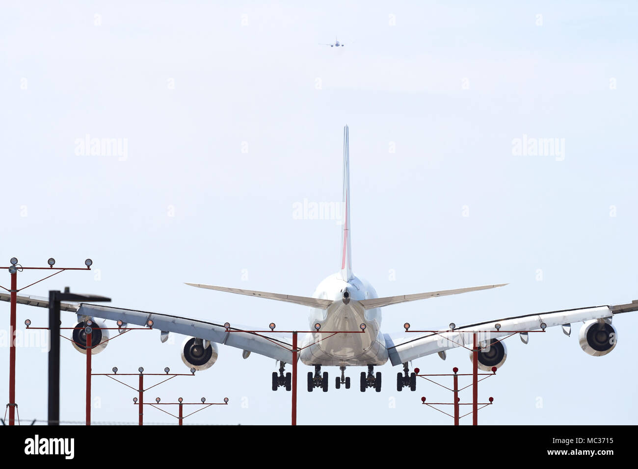 Air France Passagiermaschine Airbus A380 im Endanflug in Los Angeles International Airport LAX, ein Düsenflugzeug Klettern voran, In der obigen Ansicht Schwanz. Stockfoto