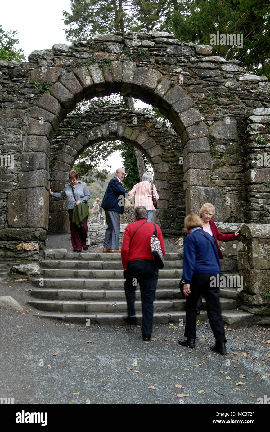 Ein hoher mittelalterlicher Torbogen ist der Haupteingang zu einer frühen christlichen Siedlung im Dorf Glendalough, eingebettet in das Tal zweier Seen in der Nähe Stockfoto