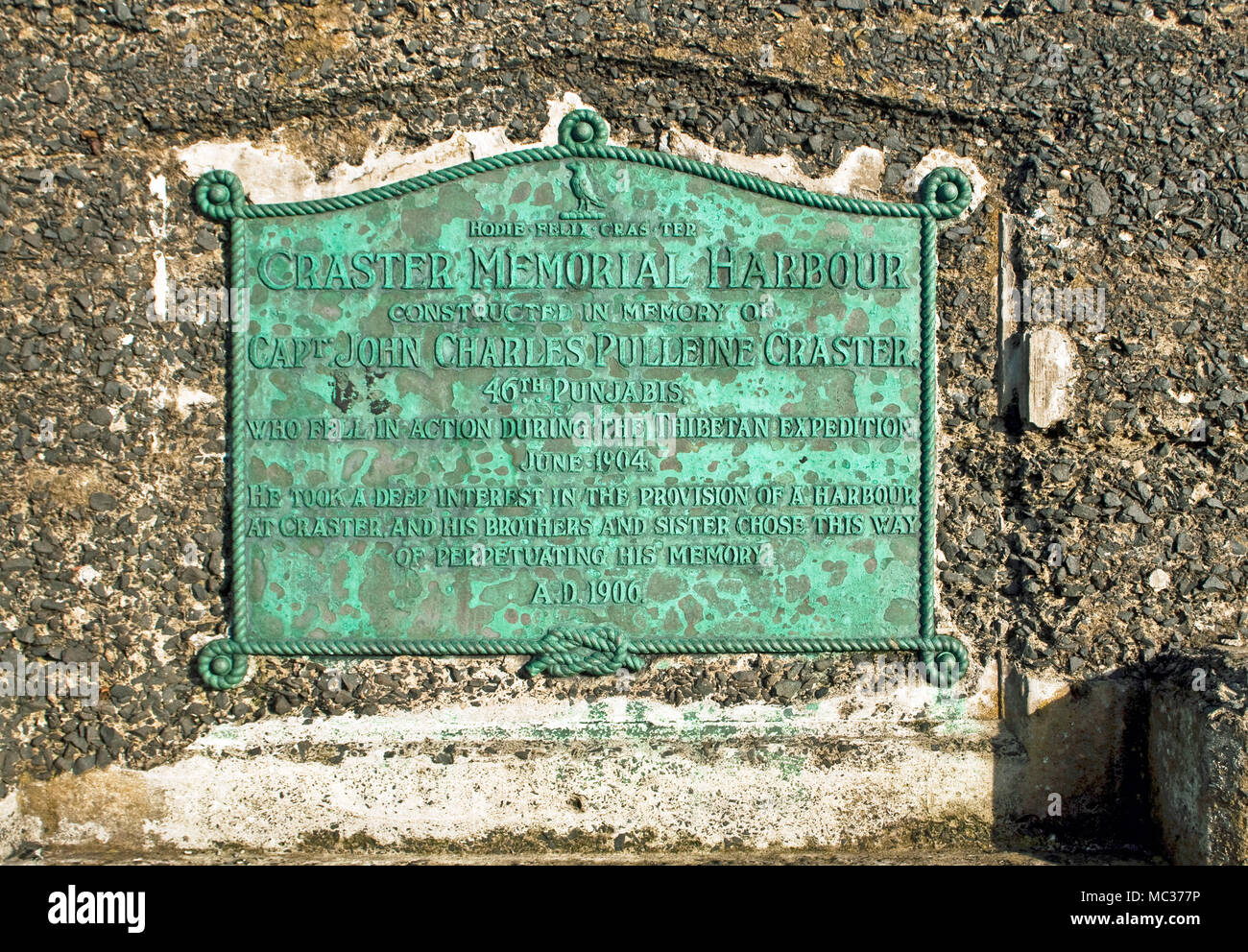 Craster Memorial Hafen - Plakette gewidmet, Captain John Charles Pulleine Craster von Craster, Northumberland Stockfoto