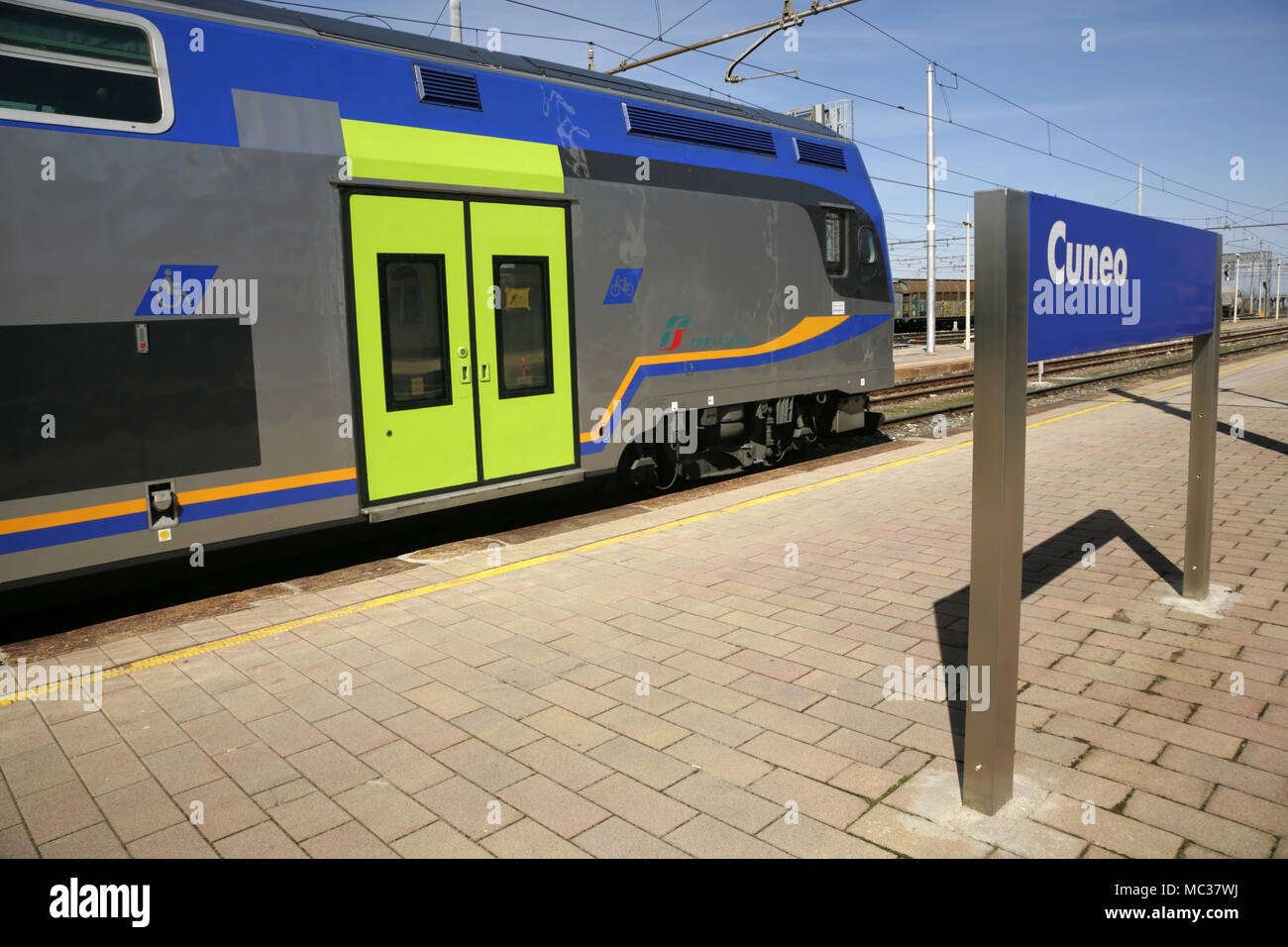 Italienische Bahn Hitachi - Integrierte vivalto Doppeldecker Zug bei Cuneo Station wartet. Stockfoto