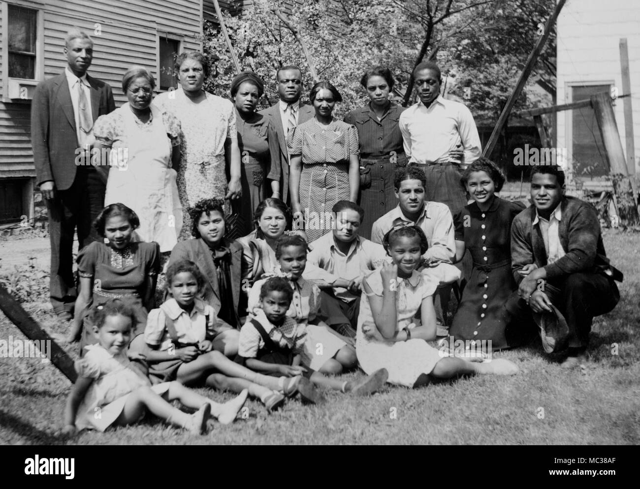 Eine generationsübergreifende Afrikanische amerikanische Familie für ein Foto im Hinterhof in Kalifornien stellen, Ca. 1941. Stockfoto