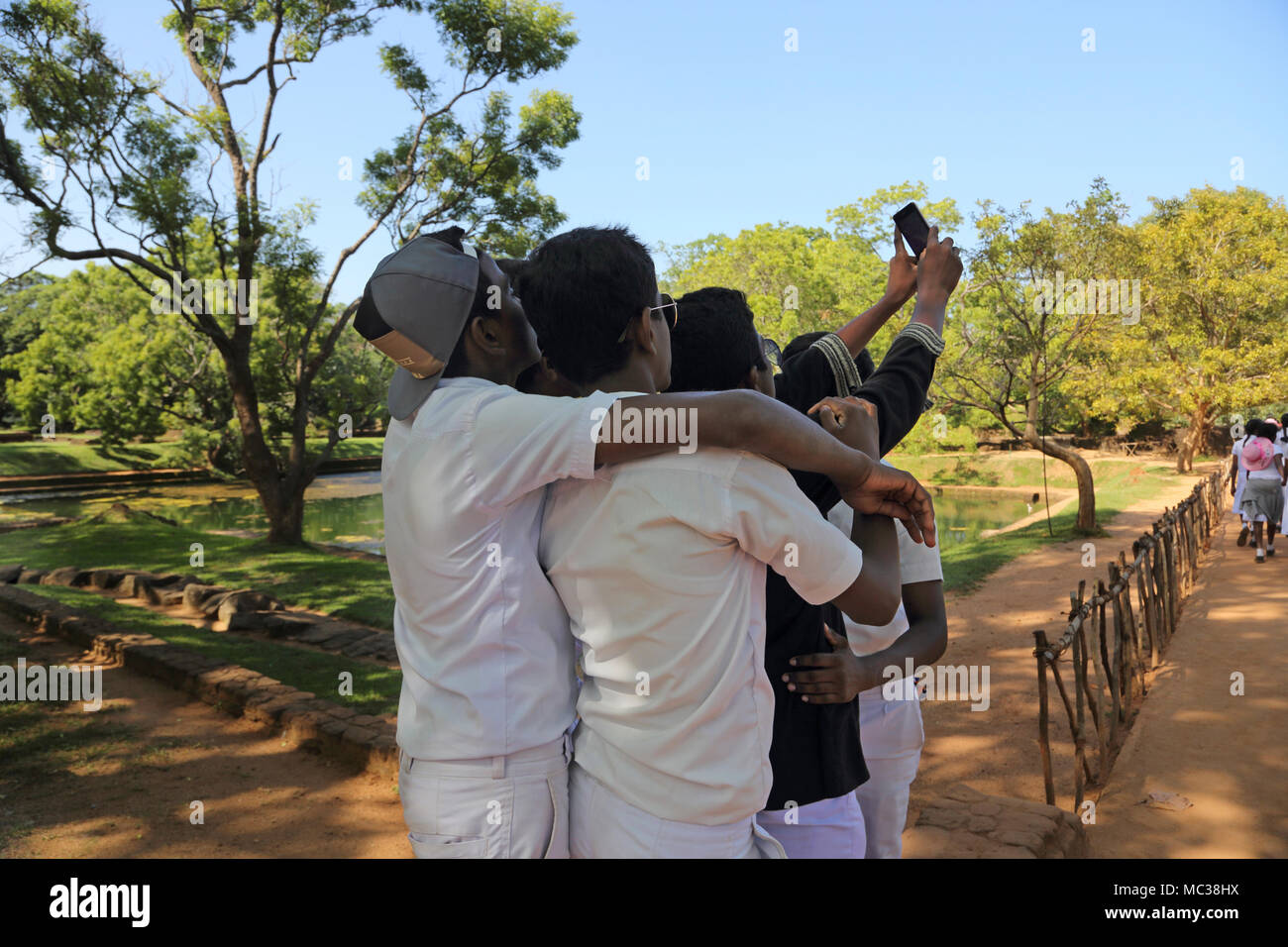 Sigiriya North Central Provinz Sri Lanka Gruppe der Schule Jungen ein selfie auf Handy Stockfoto