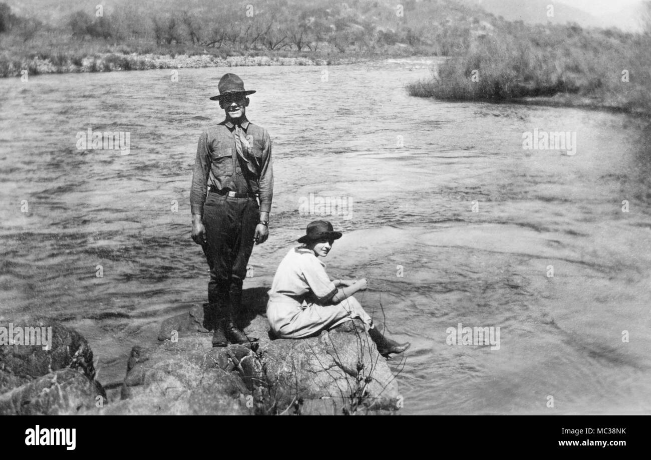 Eine Welt krieg ich US-Soldat steht durch seine Freundin auf einem Felsen mit Blick auf einen Fluss, Ca. 1918. Stockfoto