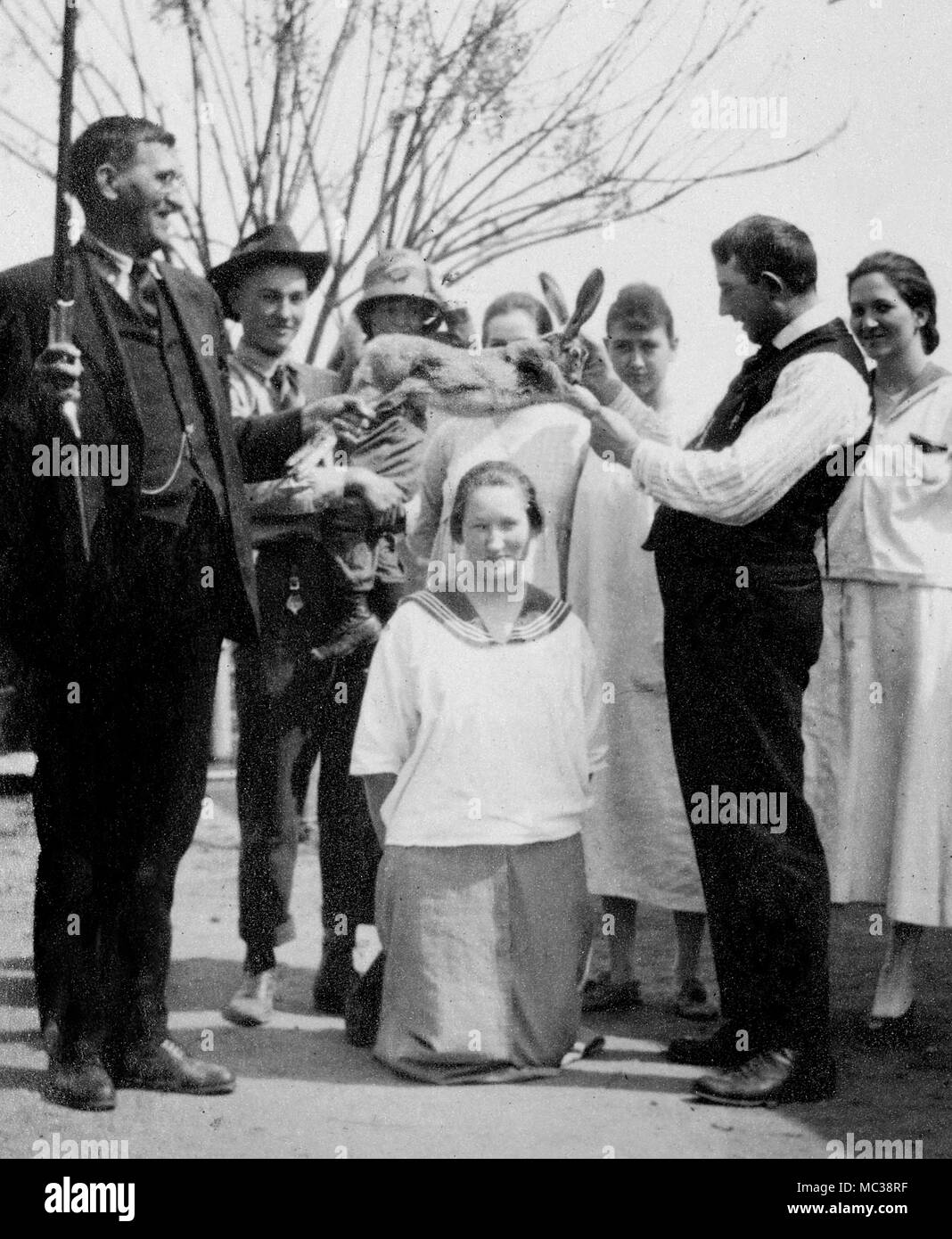 Aus irgendeinem seltsamen Grund eine der Schwestern in der Familie gerichtet ist ein" zu "Hase" über "die Anderen, Ca. 1920. Stockfoto
