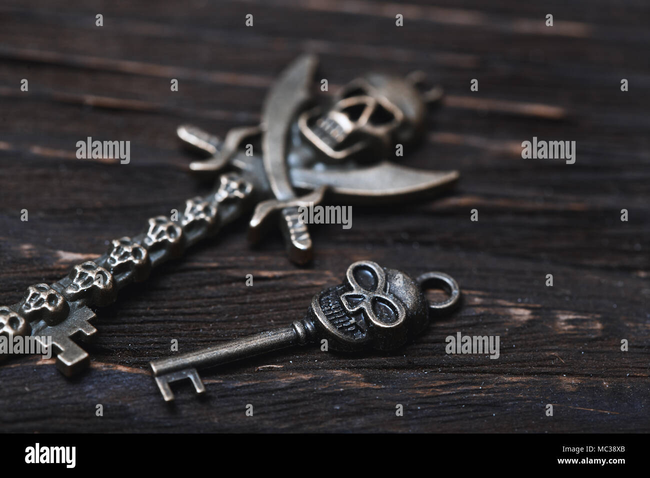Vintage Schädel Skelett Schlüssel auf einem Holztisch. Nahaufnahme Stockfoto