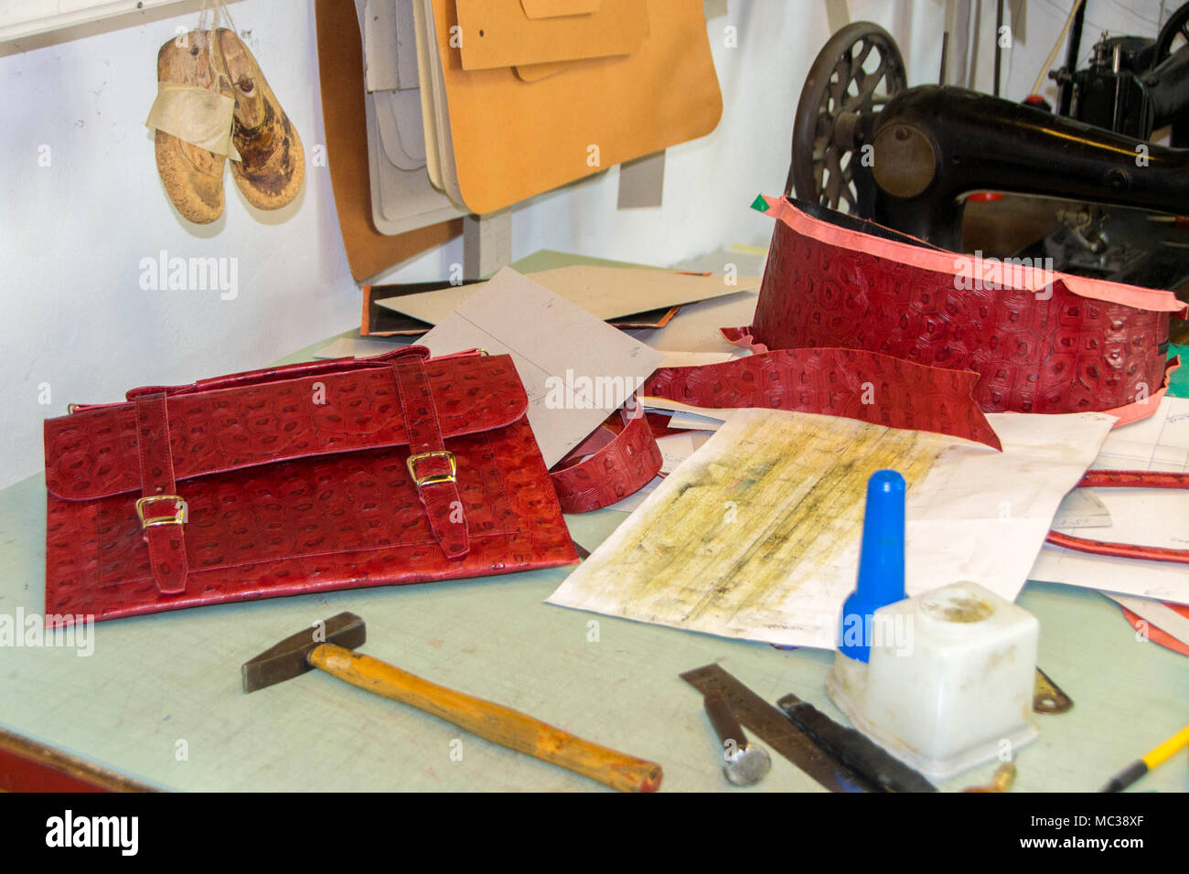 Die Produktion von Handtaschen aus Leder. Ledertasche. Ein Schreibtisch für die Herstellung von Lederwaren. Stockfoto