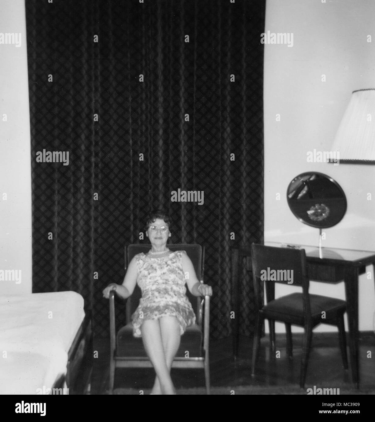 Eine Frau sitzt alleine im Hotel Zimmer, Ca. 1948. Stockfoto