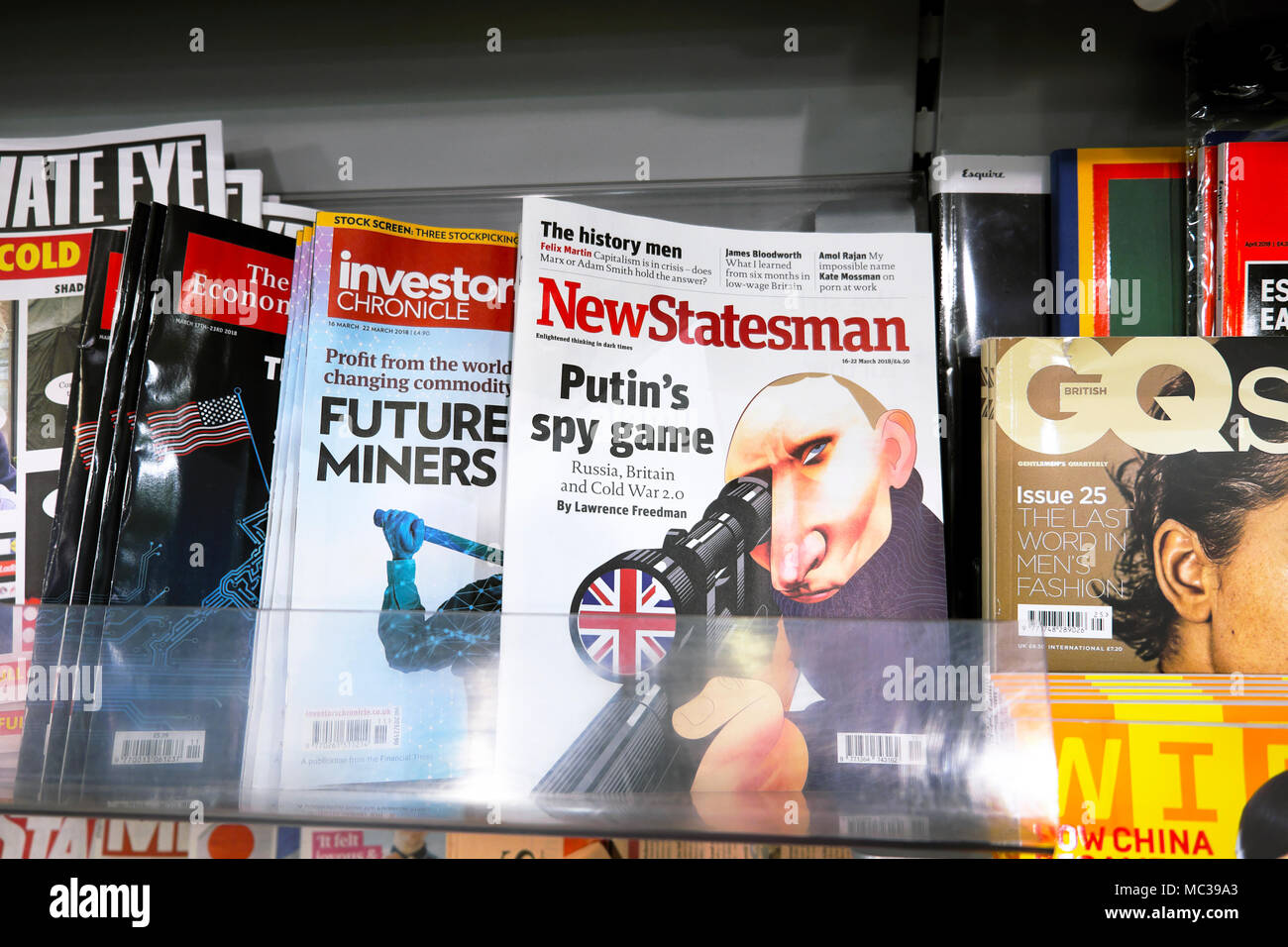 "Putins Spy Gamer" Schlagzeile März 2018 auf dem Cover des New Statesman magazine Zeitschriften Regal im Zeitungsladen London UK KATHY DEWITT Stockfoto