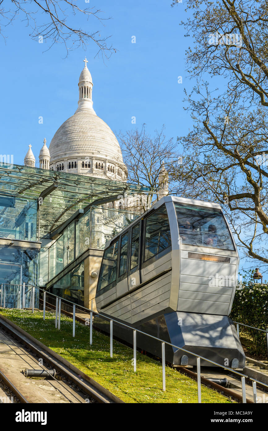 Eine Kabine des Montmartre Seilbahn, die von der RATP, gehen den Hügel hinauf zur Bergstation, wo gibt es die Basilika des Heiligen Herzens. Stockfoto