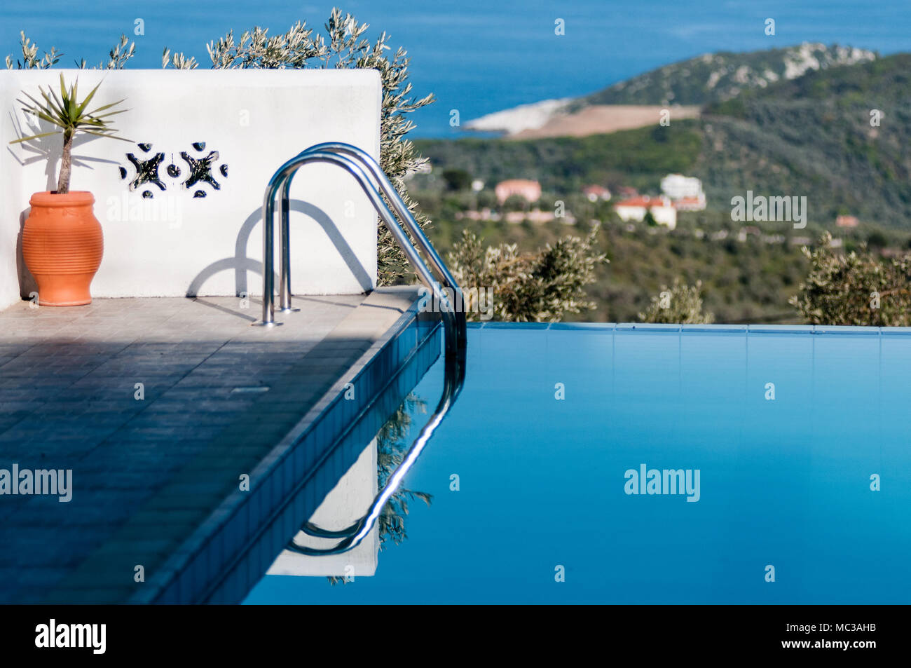 Grab bar Leiter führt in Blau infinate Pool Stockfoto