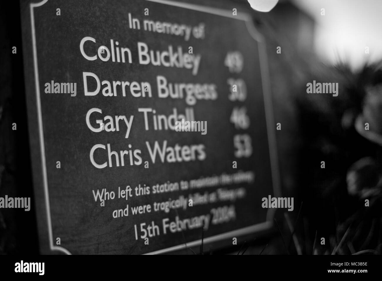 Carnforth Bahnhof Denkmal für die 4 Männer, die bei dem Eisenbahnunfall von Tebay getötet wurden, als ein Trolley am 15. Februar 2004 in Tebay wegfuhr Stockfoto