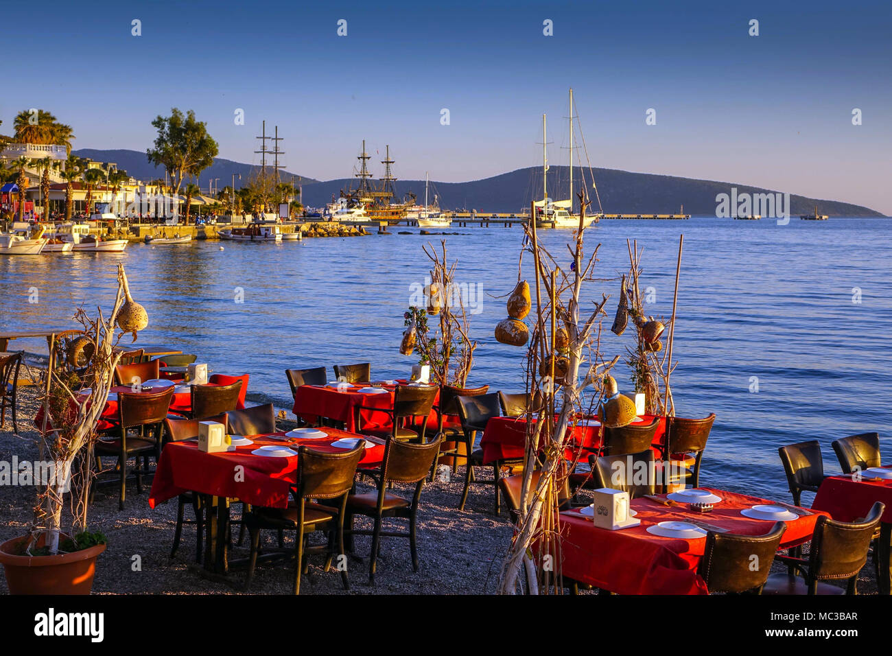 Abend an den Stränden, Bodrum, Marmaris, Türkei, mit Gartenmöbeln, Tisch und Stühle Stockfoto