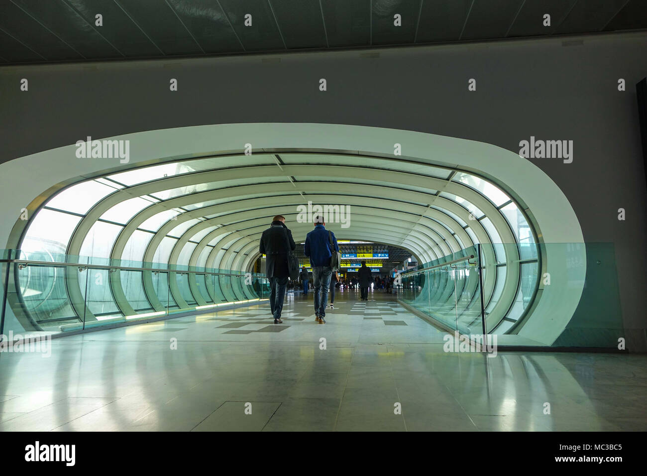 Fußgängertunnel mit durch Menschen zu Fuß, Toulouse Flughafen Blagnac, Frankreich Stockfoto