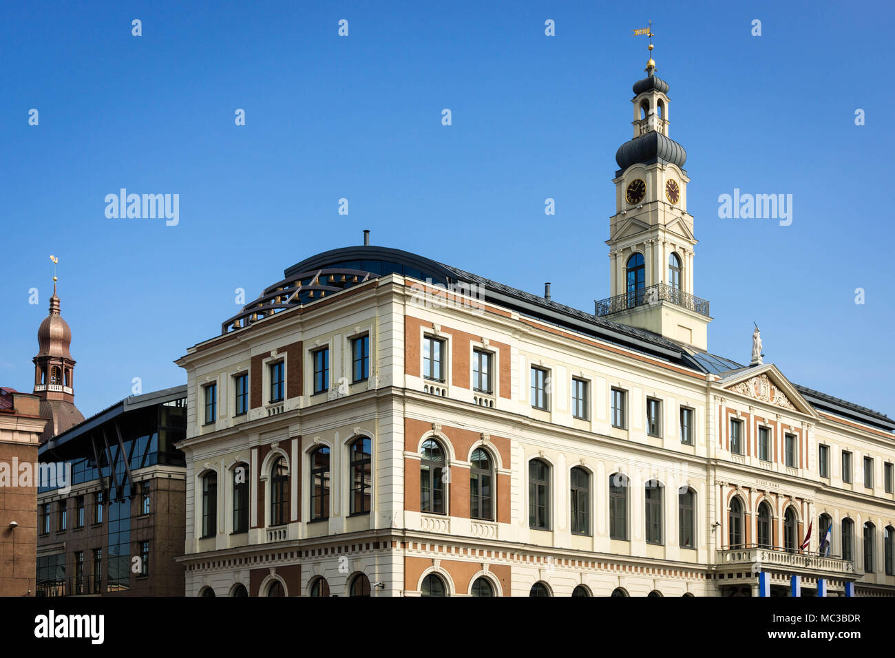 Rīgas Dome (Riga Rathaus) mit Rīgas Doms (Dom zu Riga) in der Ferne, in Riga (Lettland). Stockfoto