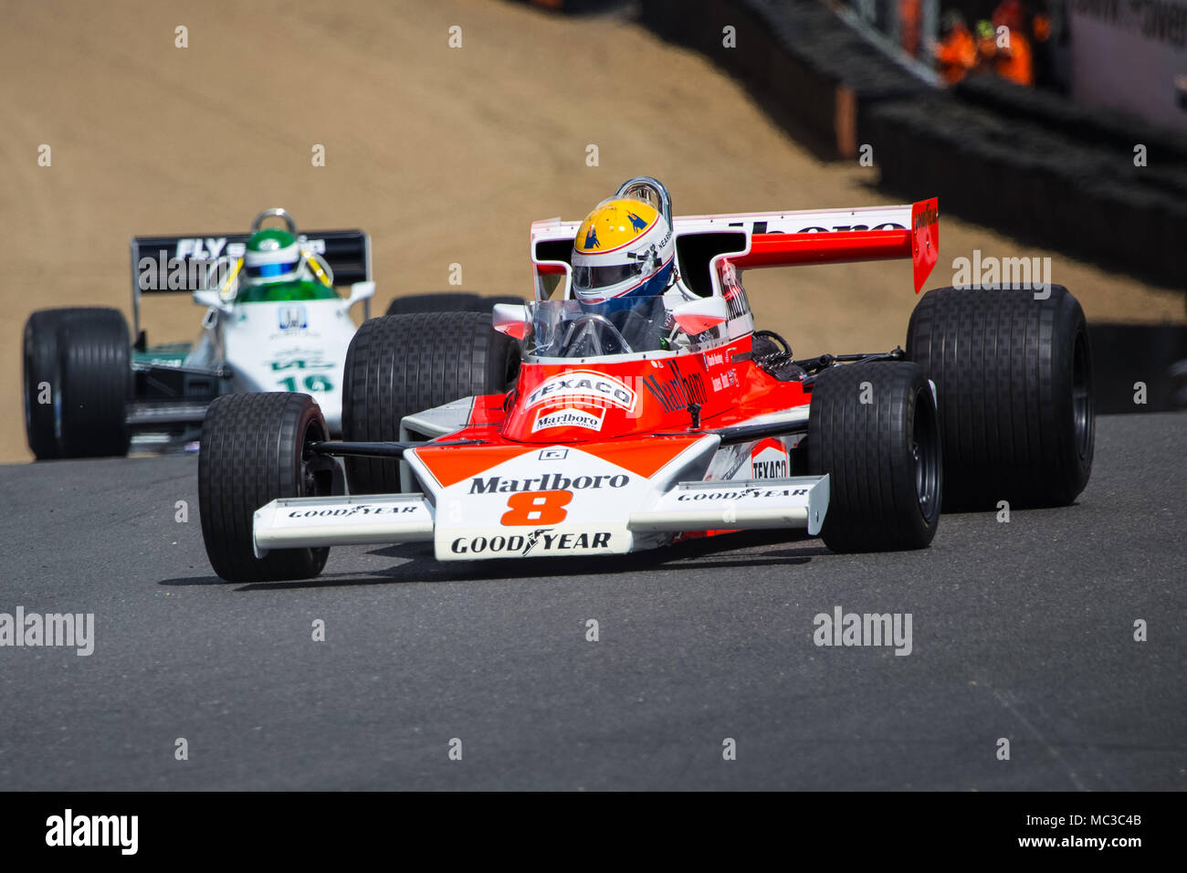 24. Mai 2014 Brands Hatch Longfield Kent UK Charlie Nearburg fährt mit seinem McLaren M23 bis zu Druids hairpin in der Praxis für das historische F1 Rennen Stockfoto