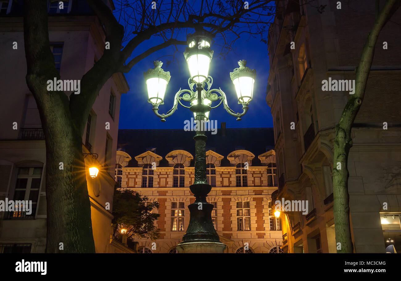 Die Lampe post am Place de Furstenberg bei Nacht, Paris, Frankreich. Stockfoto