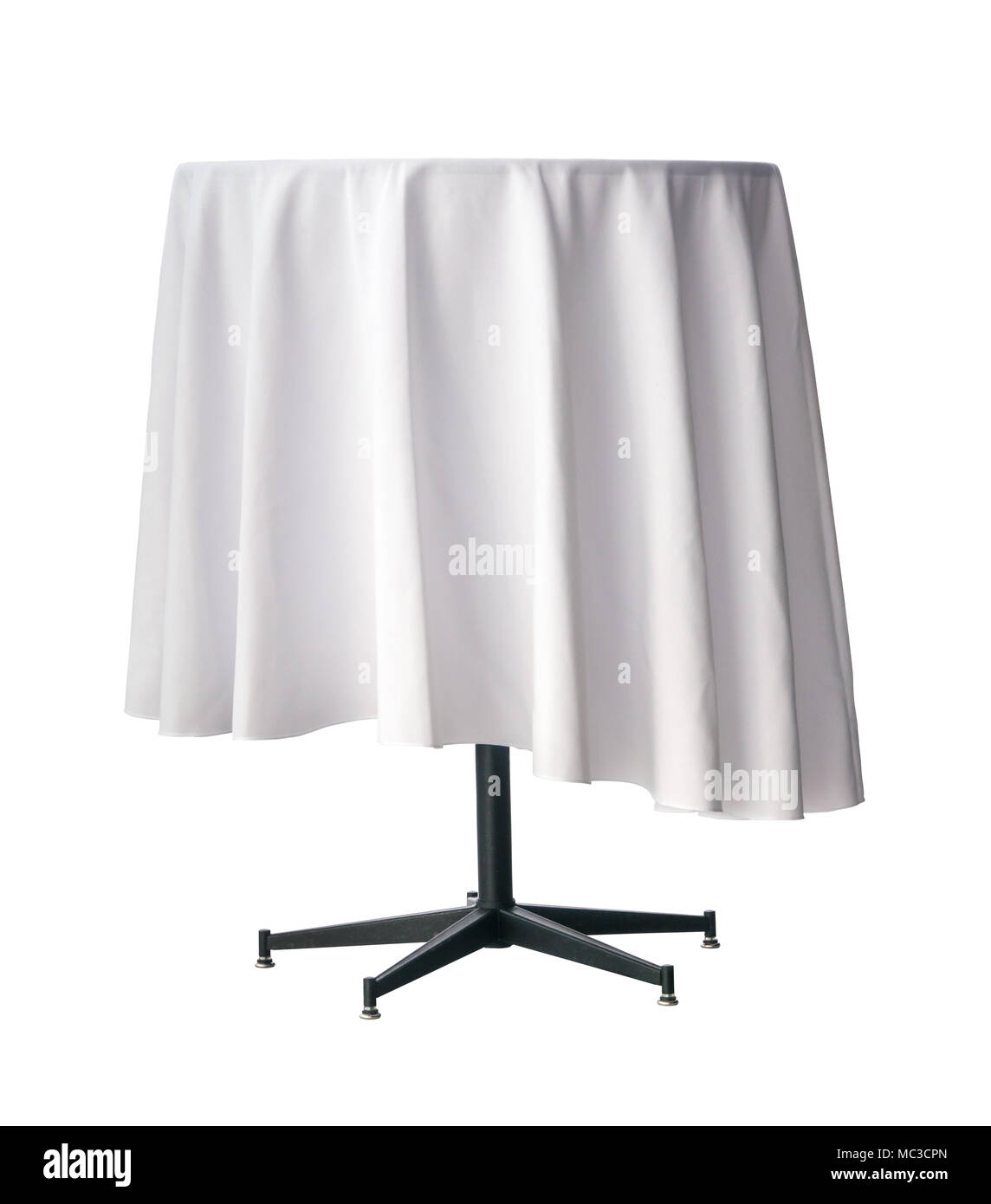 Leere Ausstellung Tisch mit weißer Tischdecke auf weißem Hintergrund Stockfoto