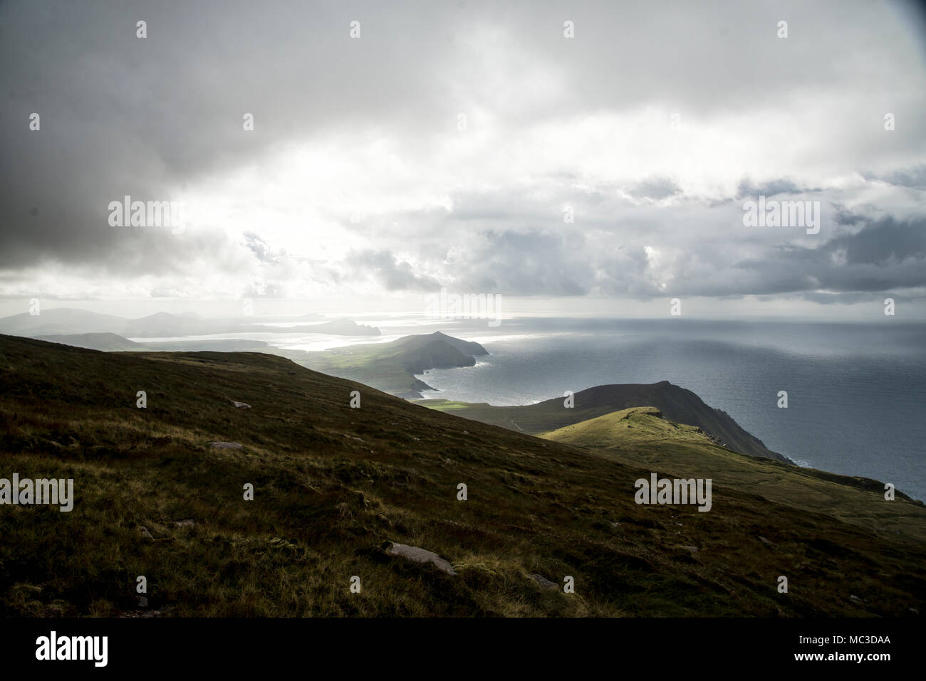 Blick vom nahen Gipfel des Mount Brandon Co. Kerry nach Westen in Richtung Feohanagh und den drei Schwestern Stockfoto