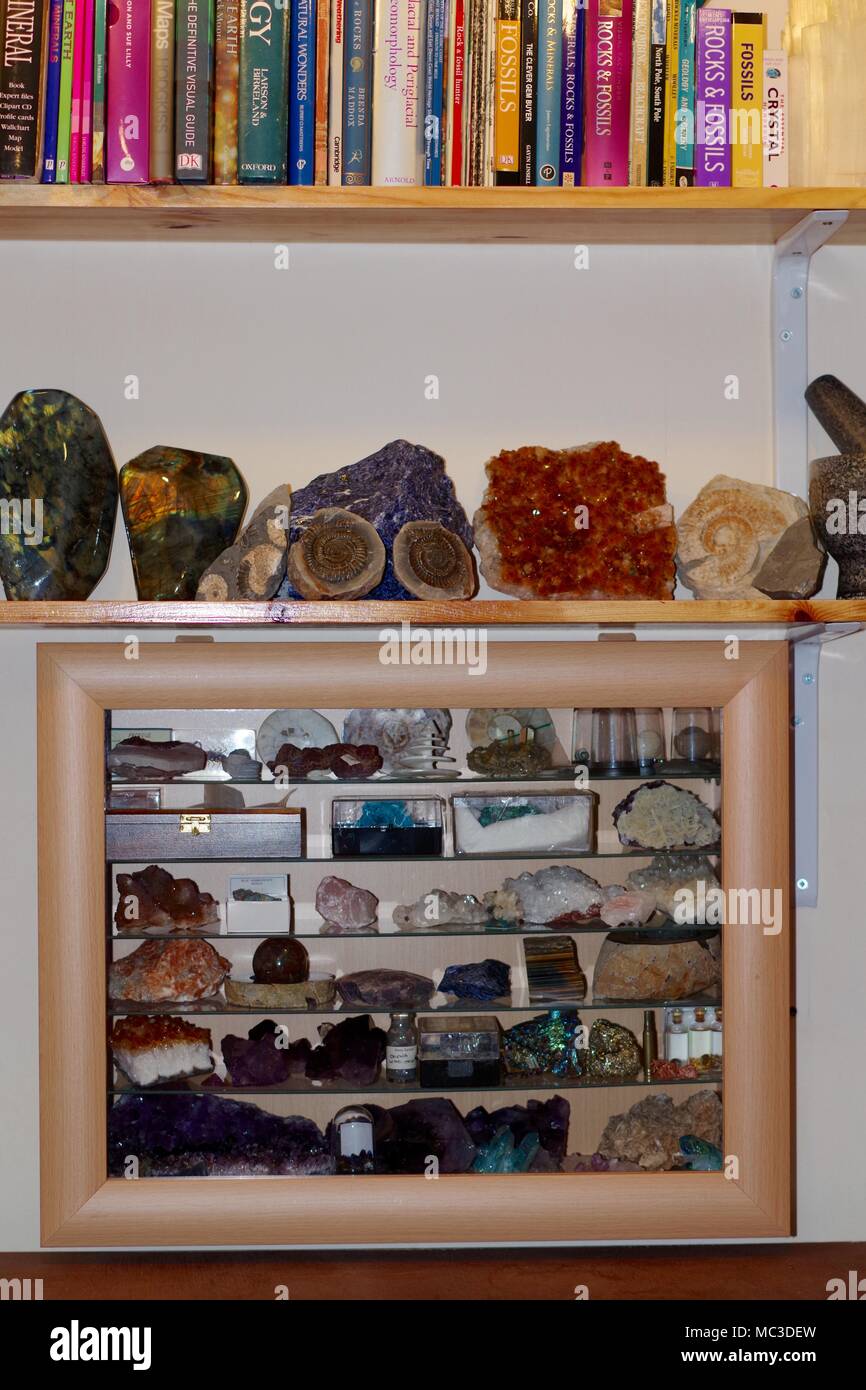 Geologische Crystal Display Cabinet und Bücherregal. Earth Science, Großbritannien. Stockfoto