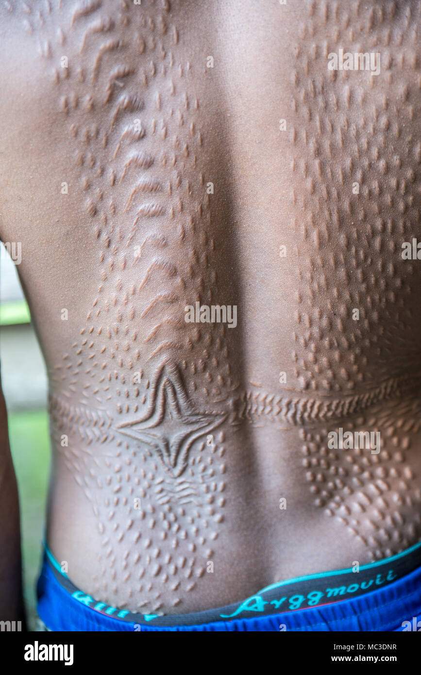 Narben auf dem Rücken eines Chambri Mann um zu schauen, wie Krokodilleder, Kanganaman Dorf, mittleren Sepik, Papua-Neuguinea Stockfoto