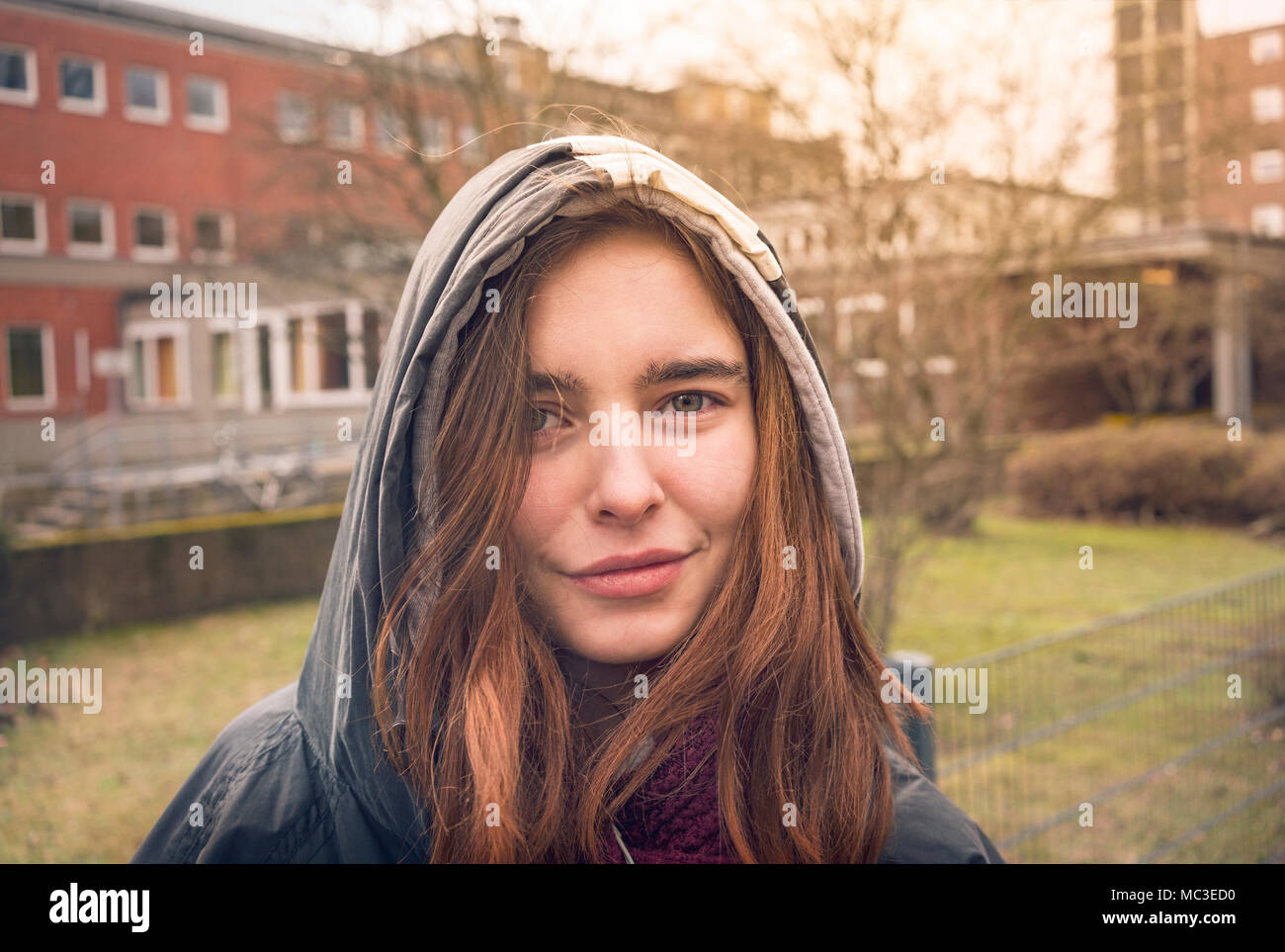 Outdoor Portrait einer lächelnden jungen Frau Stockfoto