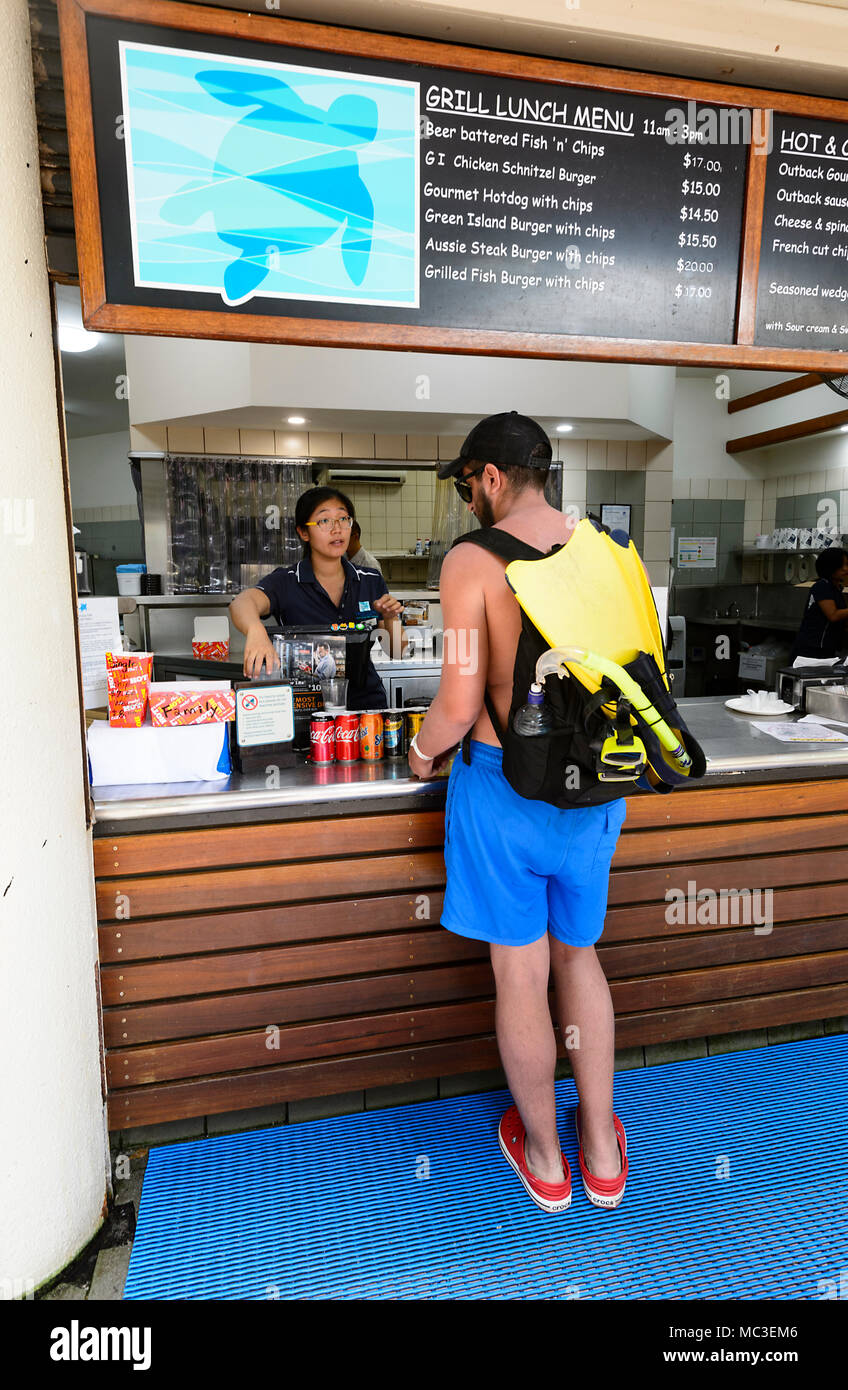 Urlauber essen Bestellen in einem Take-away-shop, Green Island, Great Barrier Reef, Far North Queensland, Queensland, FNQ, GBR, Australien Stockfoto