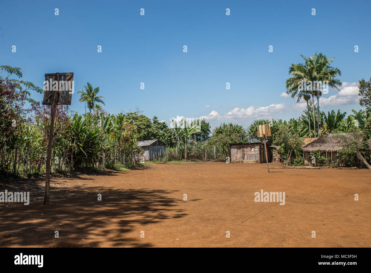 Ein Basketball staubigen Spielplatz in einem abgelegenen Dorf, Goroka, östlichen Higlands Provinz, Papua Neu Guinea Stockfoto