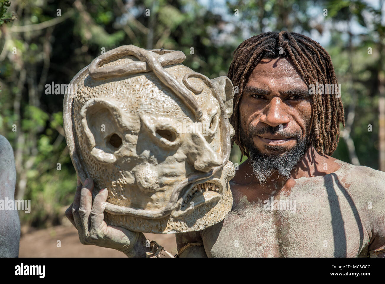 Eine Asaro Mudmen Interpret mit seiner Maske, Geremiaka Dorf, Goroka, Eastern Highlands Provinz, Papua Neu Guinea Stockfoto