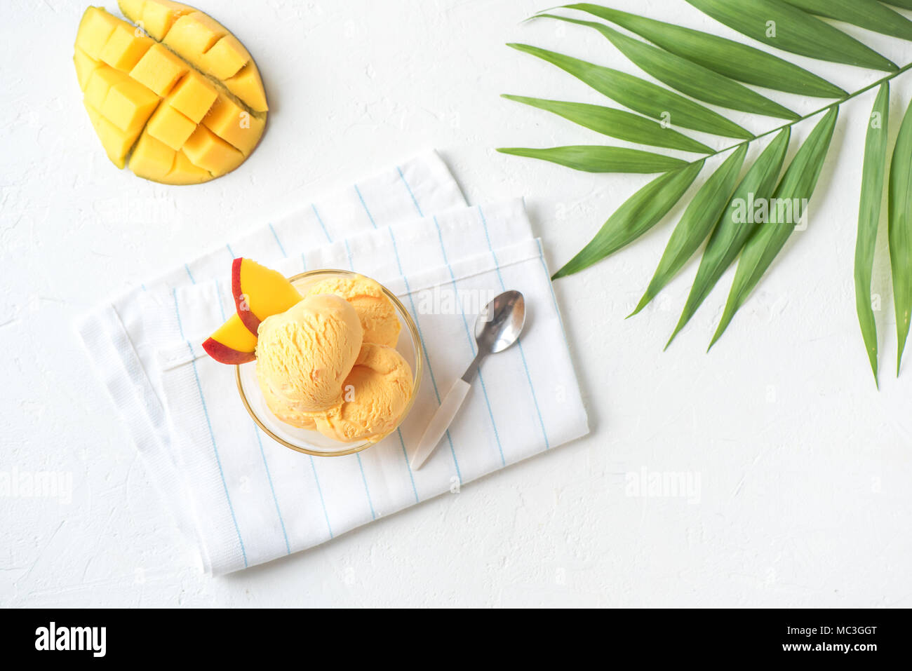Mango Eiscreme oder Sorbet in der Schüssel. Hausgemachte Obst mango Eis auf weißem Hintergrund, kopieren. Stockfoto