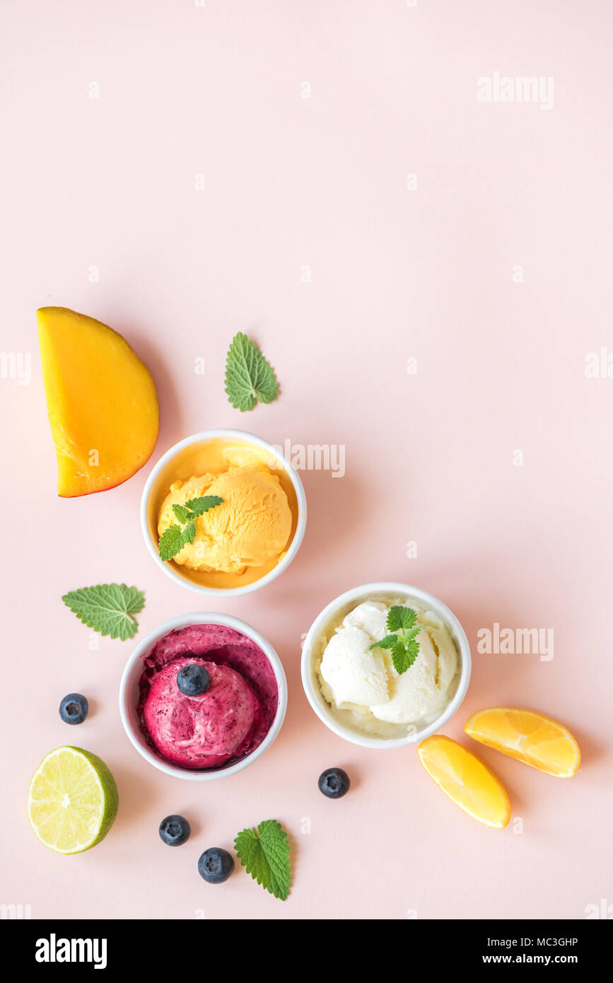 Drei verschiedene Früchte und Beeren Eis auf rosa Hintergrund, kopieren ...