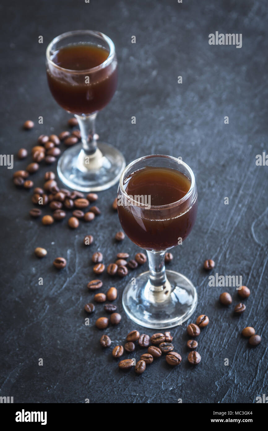 Kaffee Likör mit Kaffeebohnen auf rustikalen Schwarz Stein, kopieren. Hausgemachten Kaffee Likör. Stockfoto